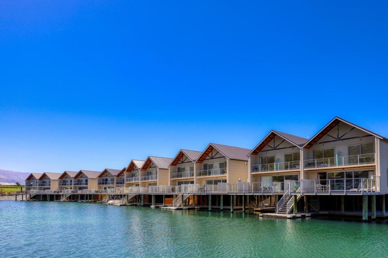 Marsden Lake Resort Central Otago Cromwell Ngoại thất bức ảnh The resort's overwater bungalows