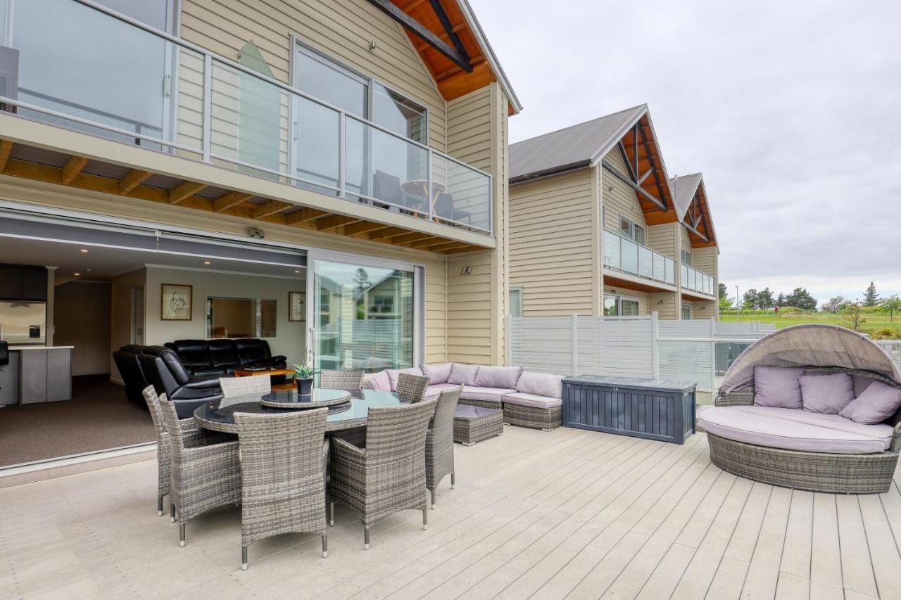 Marsden Lake Resort Central Otago Cromwell Ngoại thất bức ảnh A composite wood deck