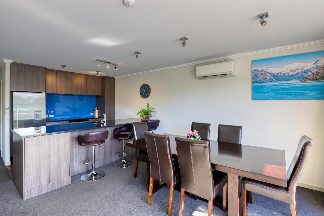 Marsden Lake Resort Central Otago Cromwell Ngoại thất bức ảnh A kitchen and dining room in a typical apartment