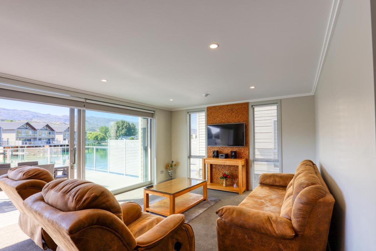 Marsden Lake Resort Central Otago Cromwell Ngoại thất bức ảnh A living room in a typical apartment at the hotel