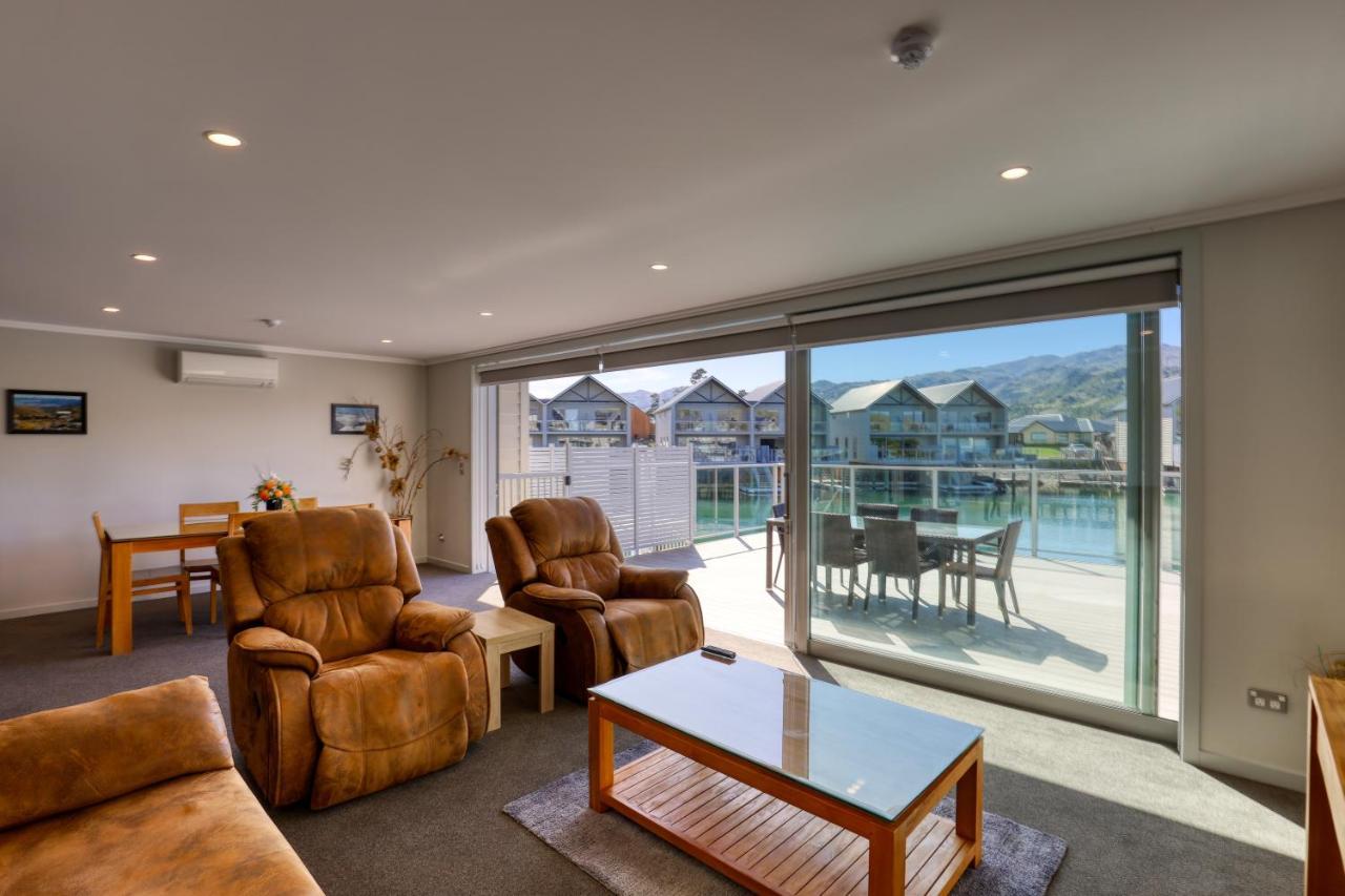 Marsden Lake Resort Central Otago Cromwell Ngoại thất bức ảnh A living room with sliding doors