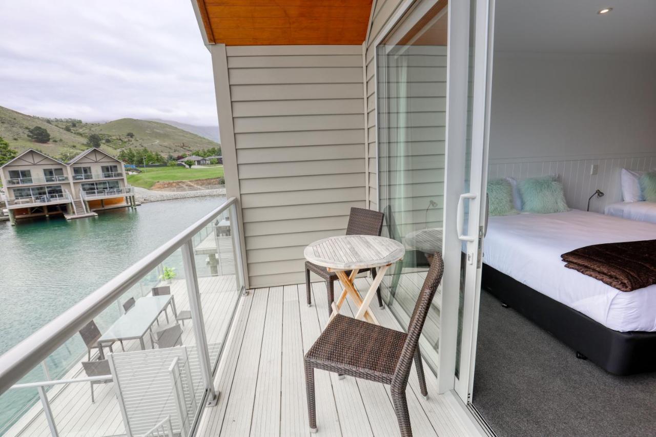 Marsden Lake Resort Central Otago Cromwell Ngoại thất bức ảnh A balcony in a hotel