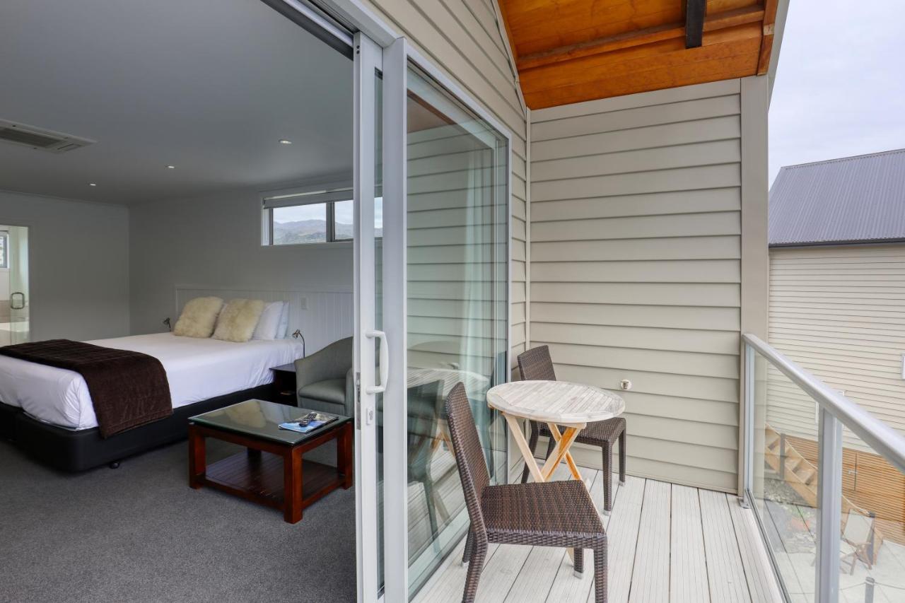 Marsden Lake Resort Central Otago Cromwell Ngoại thất bức ảnh A balcony in a hotel room