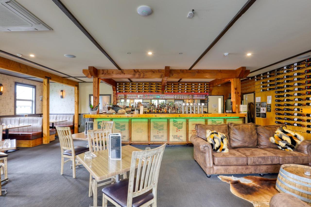 Marsden Lake Resort Central Otago Cromwell Ngoại thất bức ảnh The bar at the restaurant