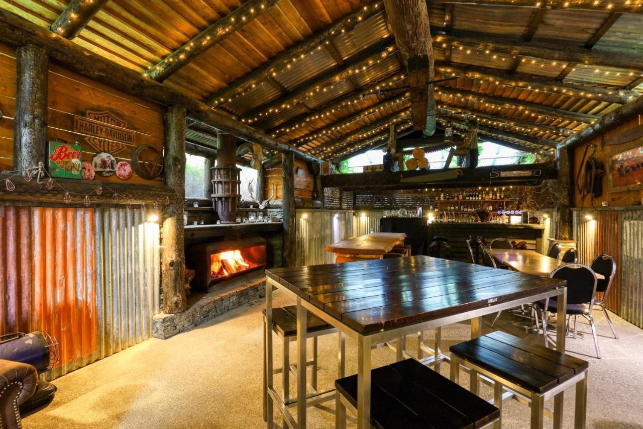 Marsden Lake Resort Central Otago Cromwell Ngoại thất bức ảnh The interior of the bar